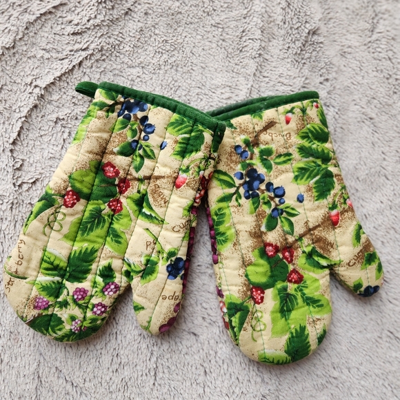 FREE 🍇 Pair of Oven Mitts W. Purchase - Picture 3 of 4